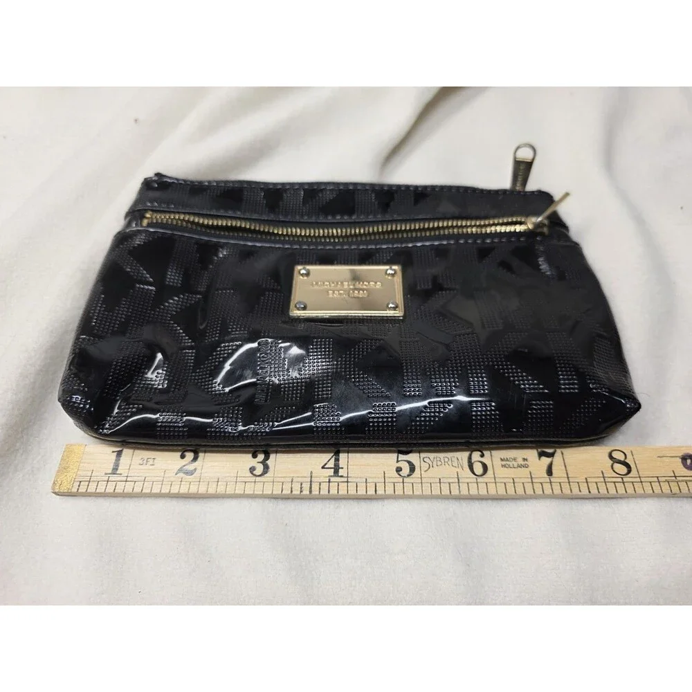 Michael Kors zipper closures